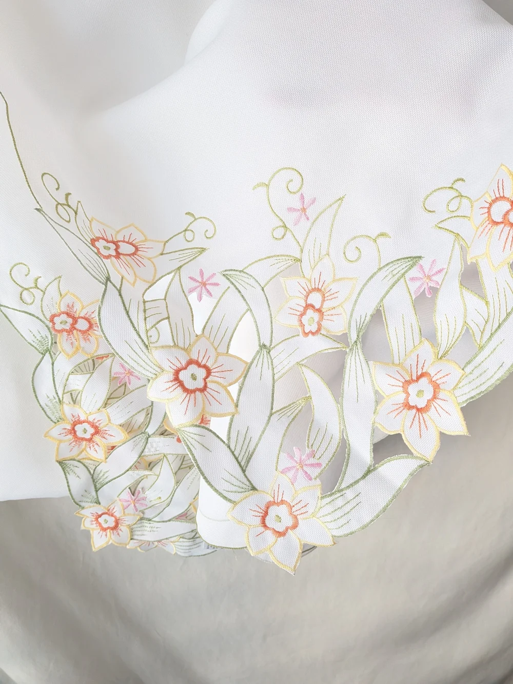 Vintage Floral Embroidered Cutwork Tablecloth 60x104 Cottagecore